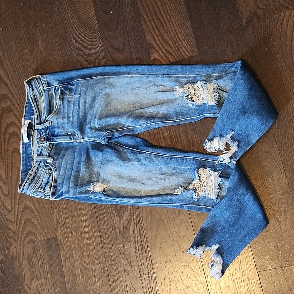 KanCan Estilo distressed chew hem jeans